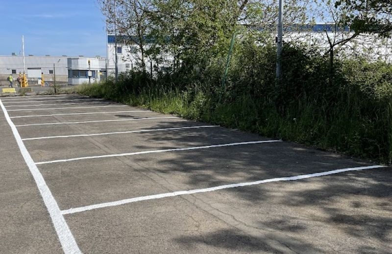Emplacements de parking en peinture routière blanche