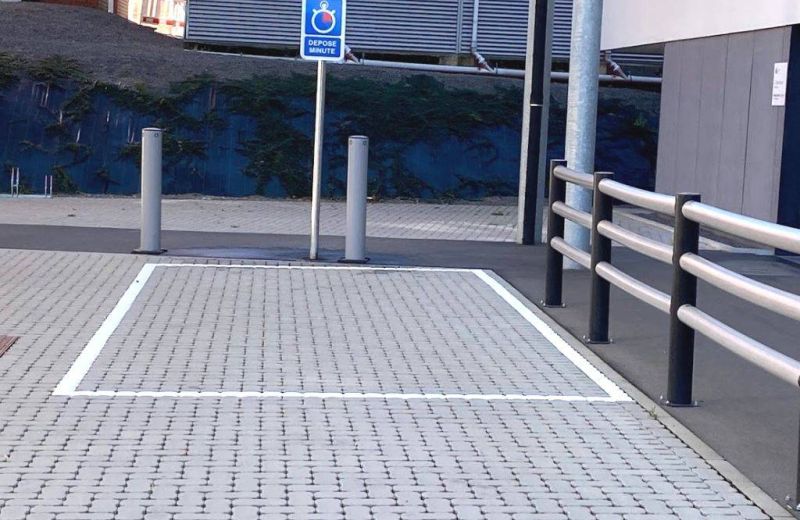 Place de parking en thermoplastique avec panneau de signalisation