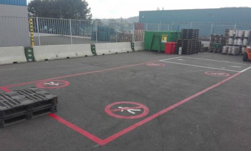 Peinture routière rouge avec pictogrammes