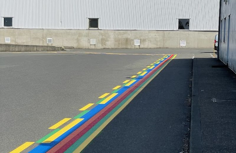 Lignes de guidage multicolores en peinture routière chez Essity à Verviers