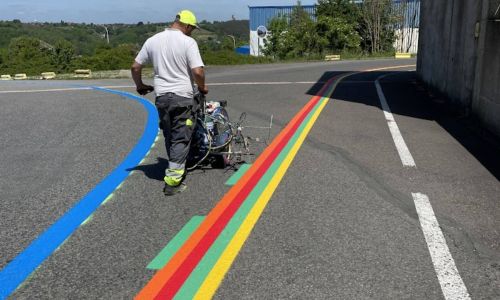 Lignes de guidage en peinture routière multicolore
