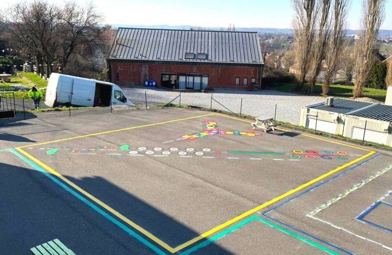 Cour d'école colorée à Sambreville