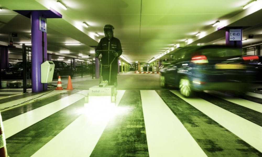 marquage de la peinture UV en bandes blanches pour un passage piétons dans un parking intérieur
