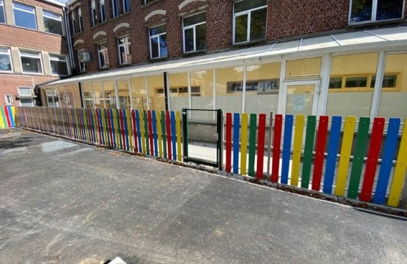 Barrière multicolore avec portique