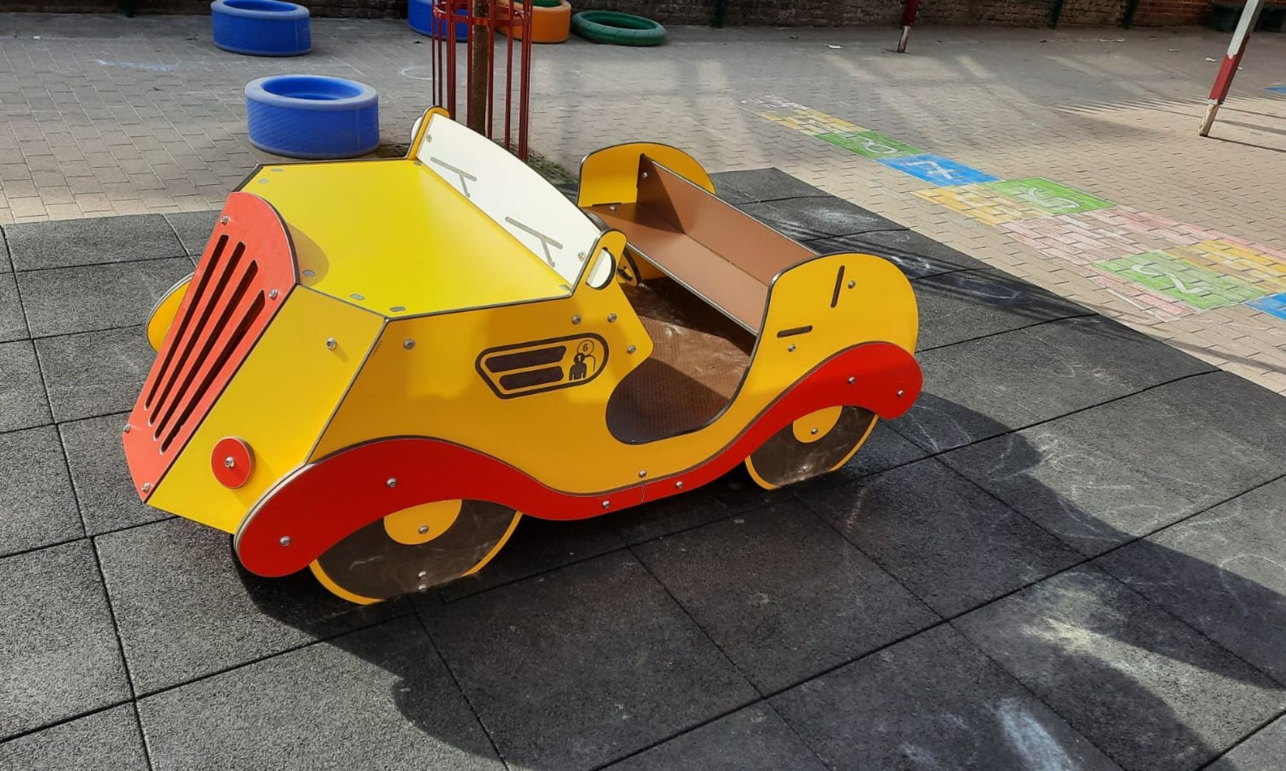 Module de jeu en forme de voiturette jaune et rouge