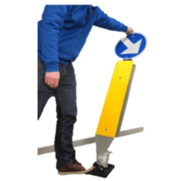 Poteaux et arceaux poteau de protection contre les chocs kick back flexible jaune avec flèche de signalisation au sommet