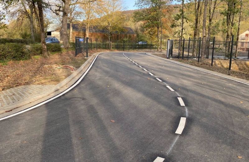 route marquée de peinture routière blanche