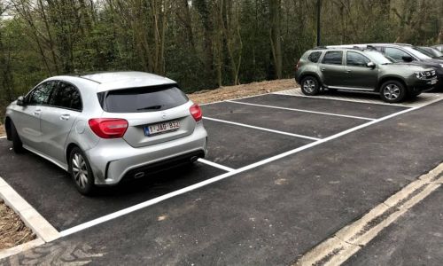 Parking en peinture routière blanche