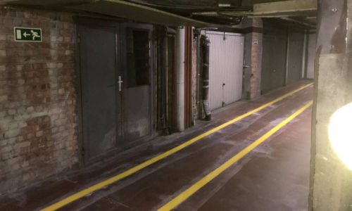 Couloir piéton en polyuréthane jaune