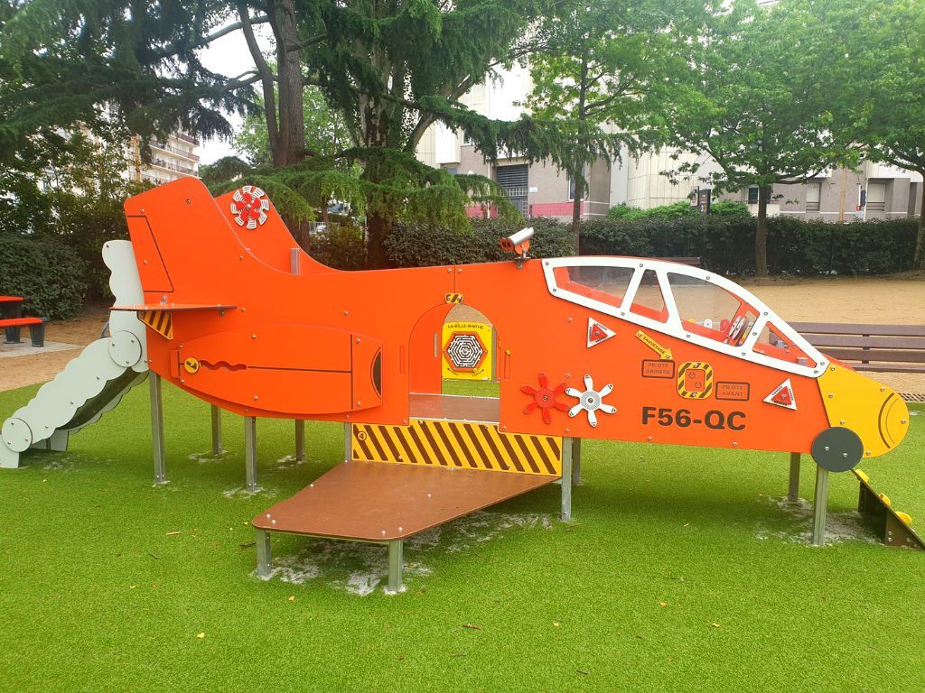 Module de jeu en forme d'avion de chasse orange